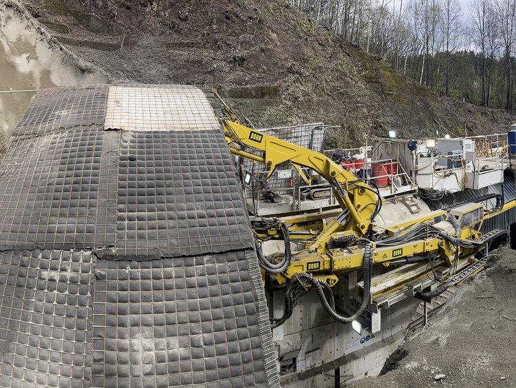 Widok zewnętrzny portalu tunelu z maszyną do drążenia tuneli w pozycji roboczej