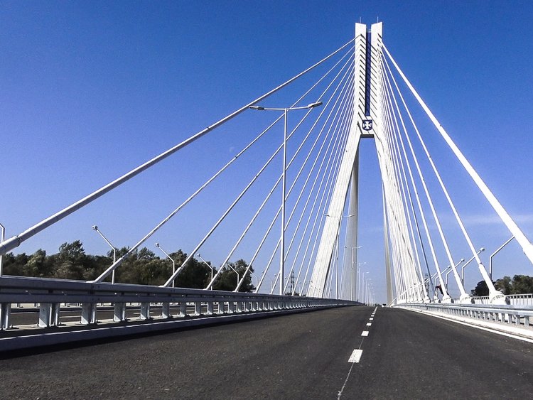 Photo: Rzeszów stay-cable bridge: longitudinal view of two lanes of the bridge; cables running towards the ends of the 108-m-tall pylons above