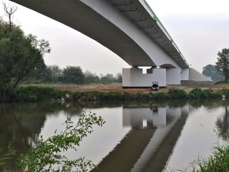 Photo: Bridge over the Oder: The cantilever motorway bridge over the River Oder 