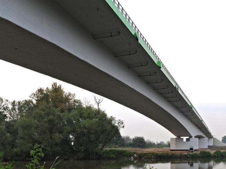 Zdjęcie: most przez Odrę: most autostrady nad rzeką Odrą zbudowany metodą nasuwania.